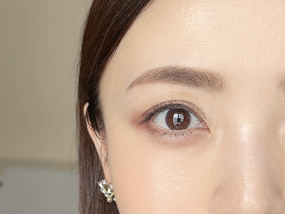 眉マスカラで毛流れを整える