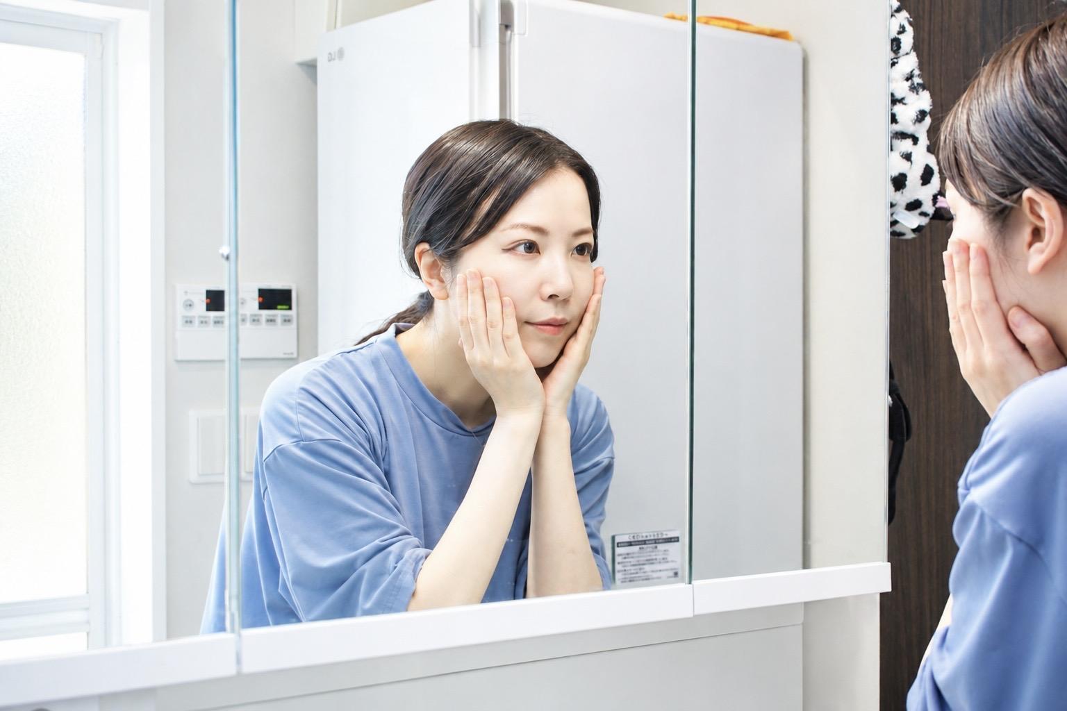 朝6時、鏡の前で肌のコンディションをチェック