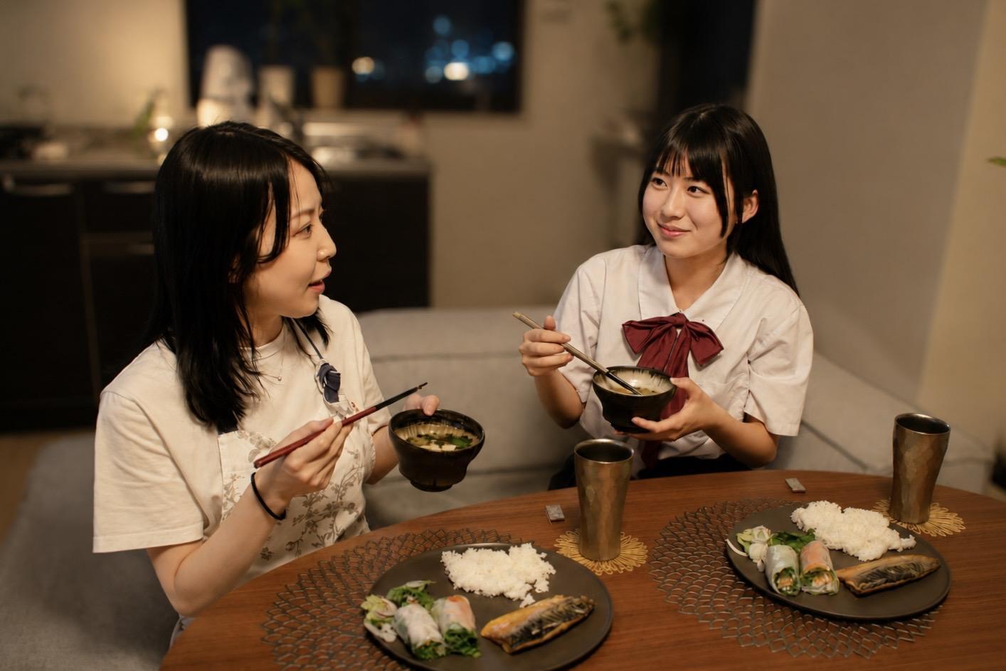 子どもと囲む夕食の食卓
