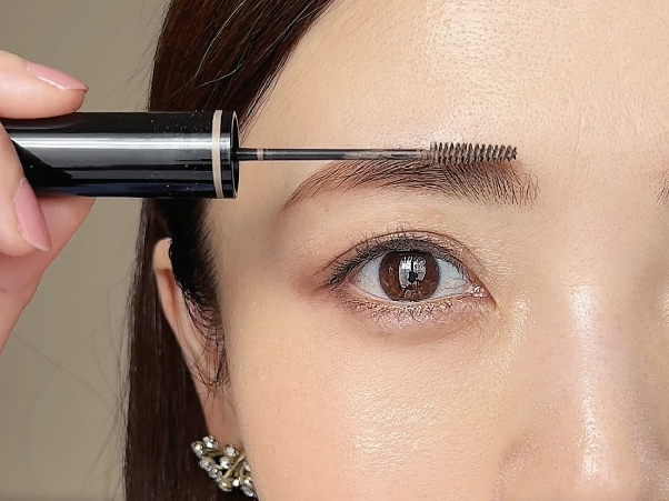 眉マスカラでアレンジ