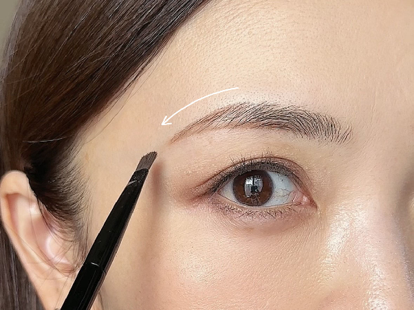 眉山から眉尻をつなげる