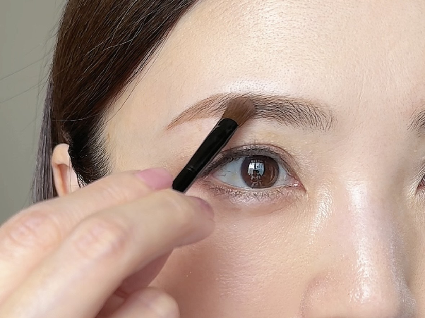 眉中を色づける