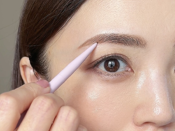 アイブロウペンシルで調整