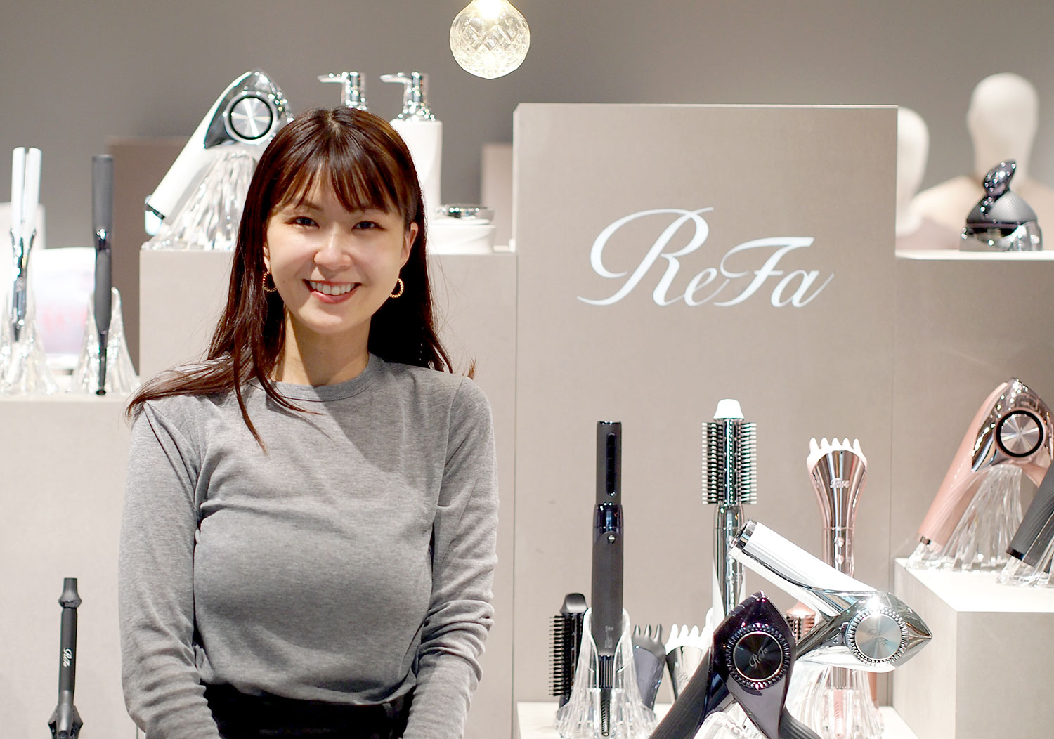 人, 女性, 立つ, フロント が含まれている画像