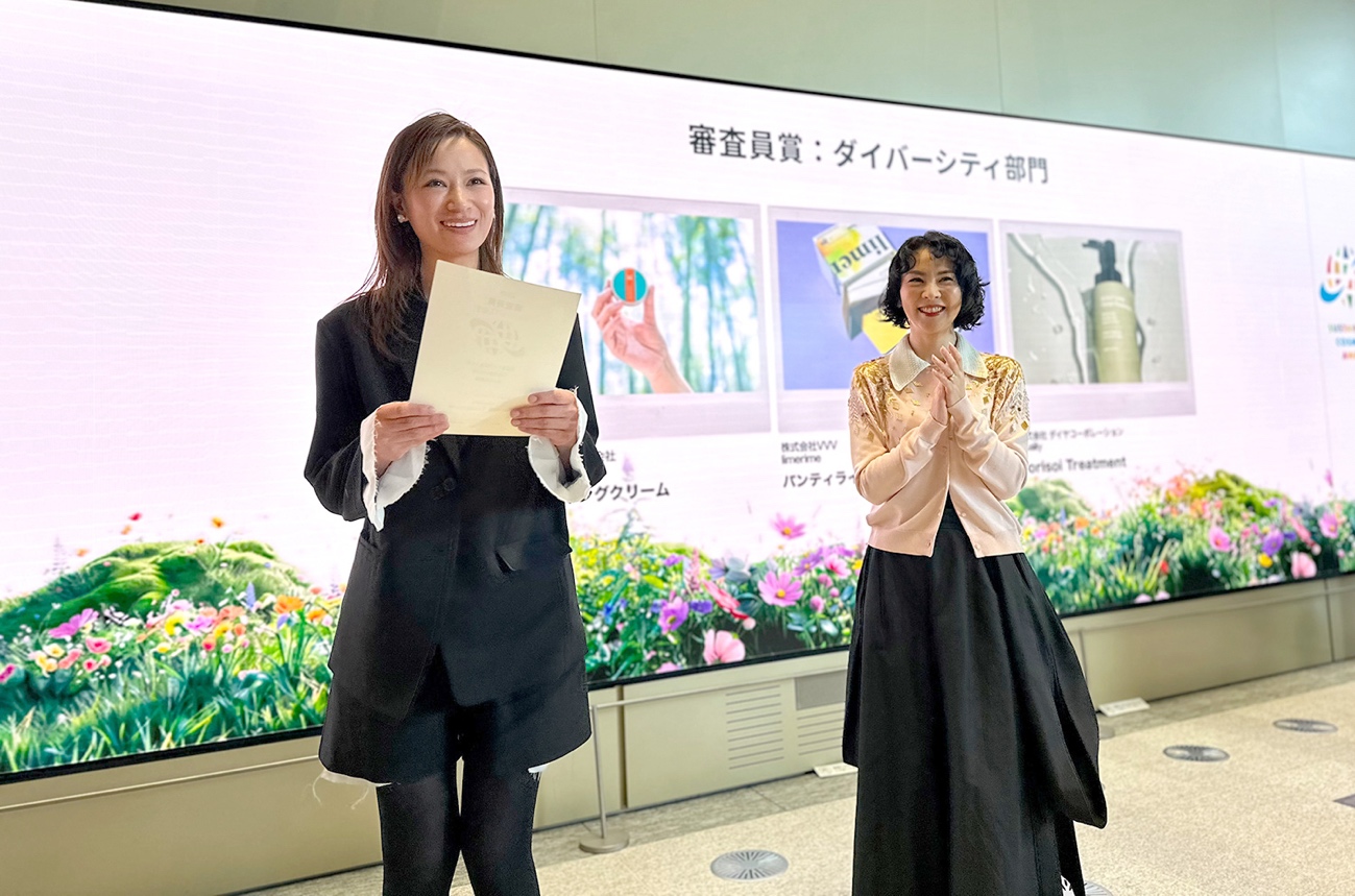 屋内, 人, 女性, 立つ が含まれている画像