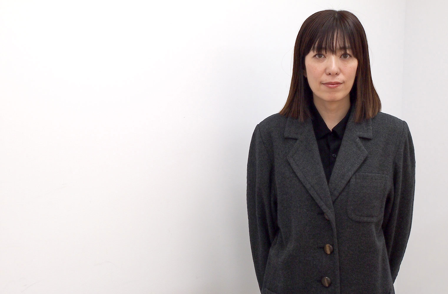 スーツを着て立っている女性