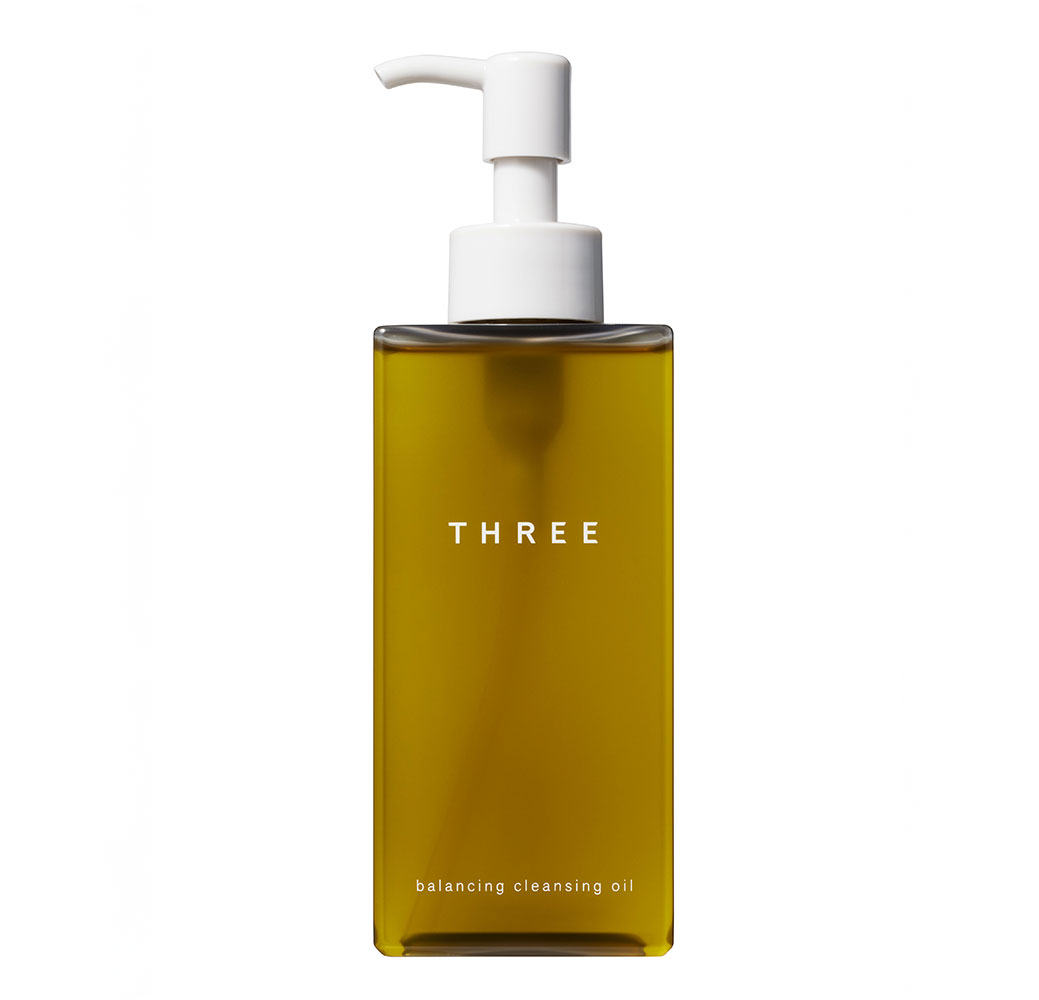 洗面道具, ローション, テーブル が含まれている画像