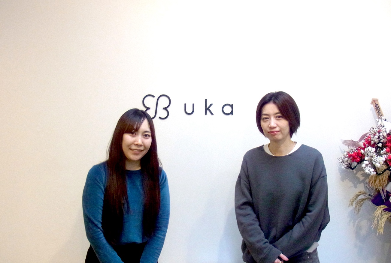 人, 女性, 屋内, 立つ が含まれている画像