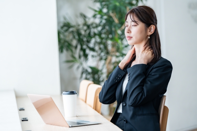 デスクワーカー必見！冬の肩こりの原因と、今すぐ楽にする方法とは