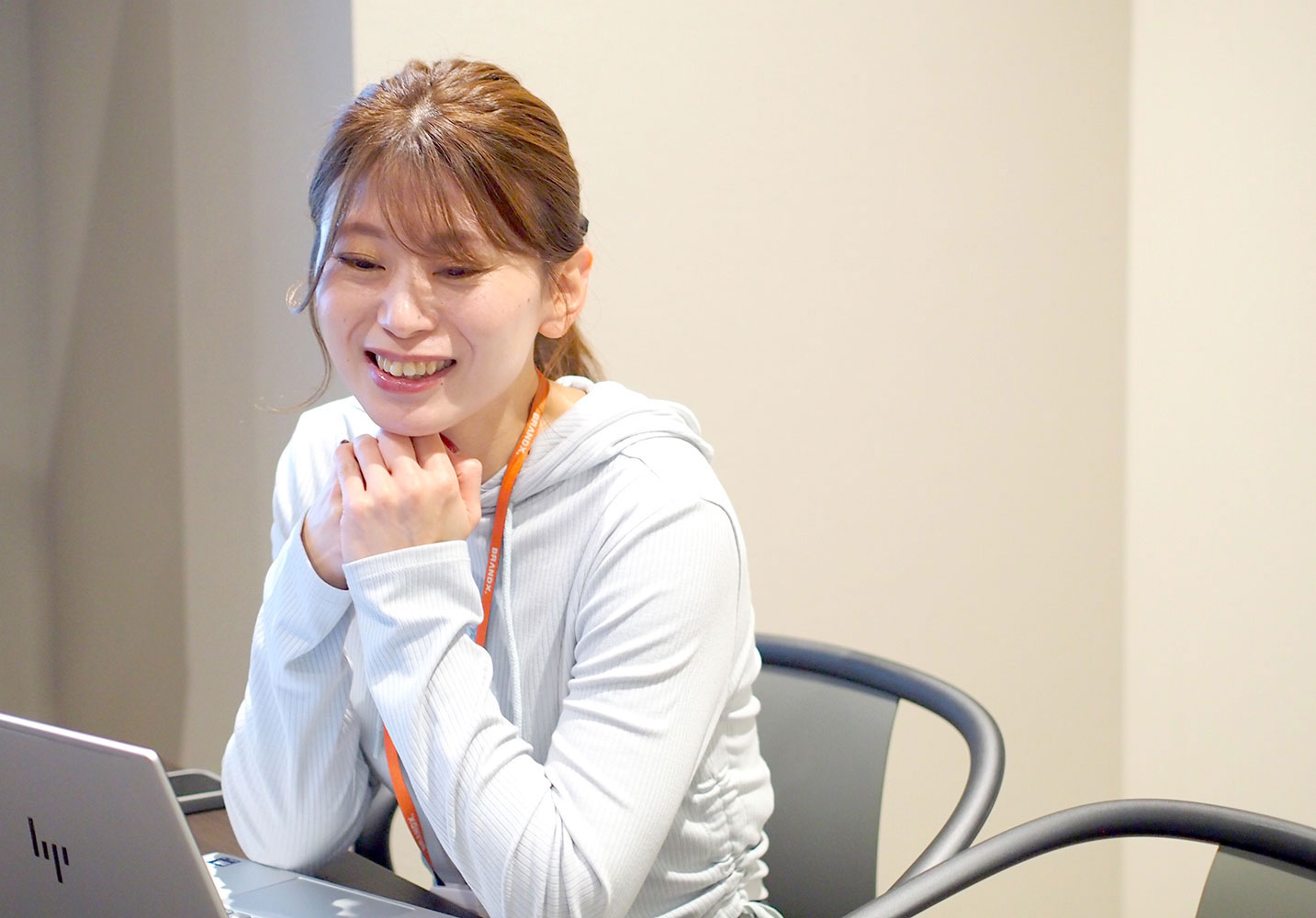 ノートパソコンを見ている女性